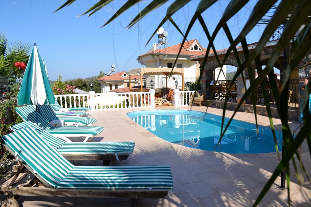 5 Bedroomed triplex fully furnished private villa with pool and garden